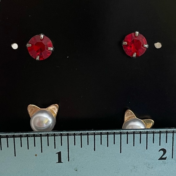 2 Pair Earrings Cat Head & Ruby Gem Unbranded Stud - Picture 2 of 6